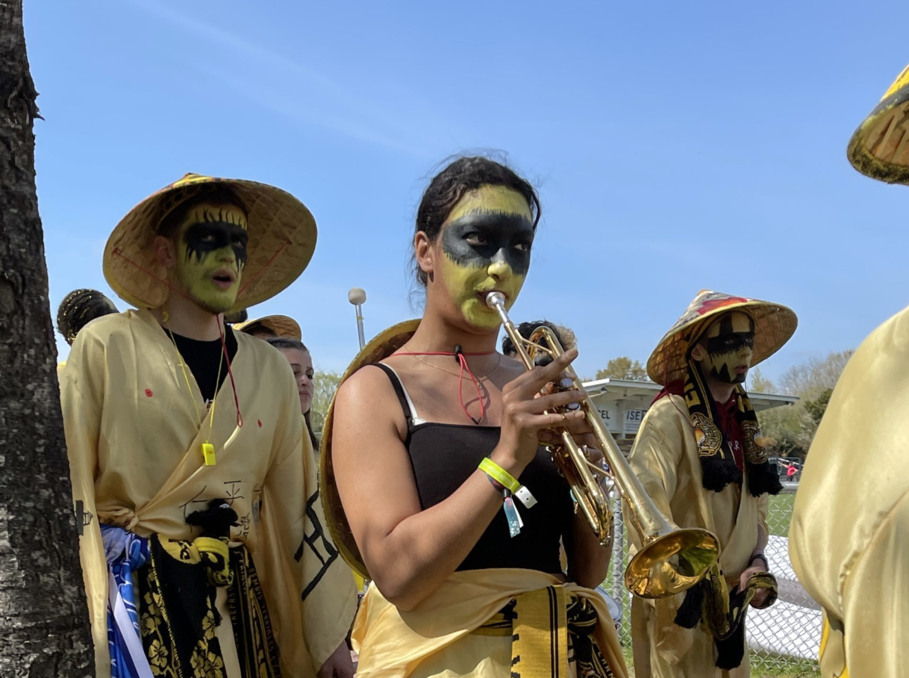 Des étudiants maquillés participent au Challenge Ecricome 2023